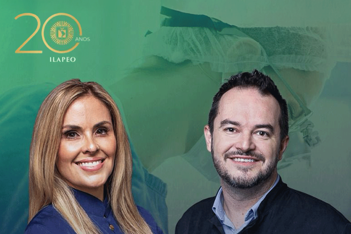 Due professionisti del settore dentale, sorridenti, con camici e occhiali protettivi, in un contesto di innovazione dentale.
