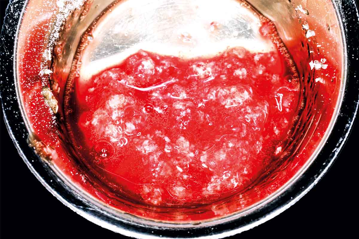 Fig. 13 Fig. 13: Preparation of maxgraft® +HyA for defect filling as part of the sinus floor augmentation.